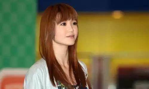 吴若希出道前秘密训练了两年,由于没有先天的依靠,自己只是普通家庭