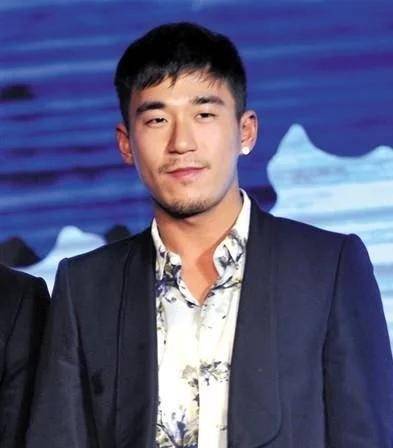 文章中说的大概意思是,张默爱慕着童瑶,但是对方没有回应,后来得知