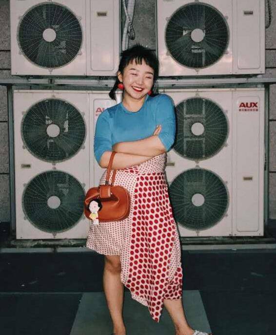 原创辣目洋子穿v领衬衫配黄色半身裙优雅不愧是微胖界的穿搭典范