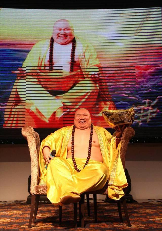 他长得像弥勒佛,走红后收入颇丰,如今过得怎样?_男子_网络_富婆