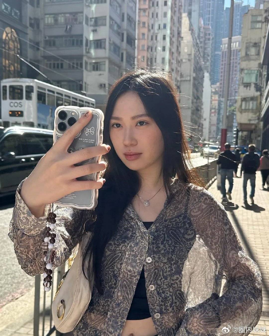 原创甄子丹女儿甄济如出道遗传父母基因20岁美貌歌手崭露头角