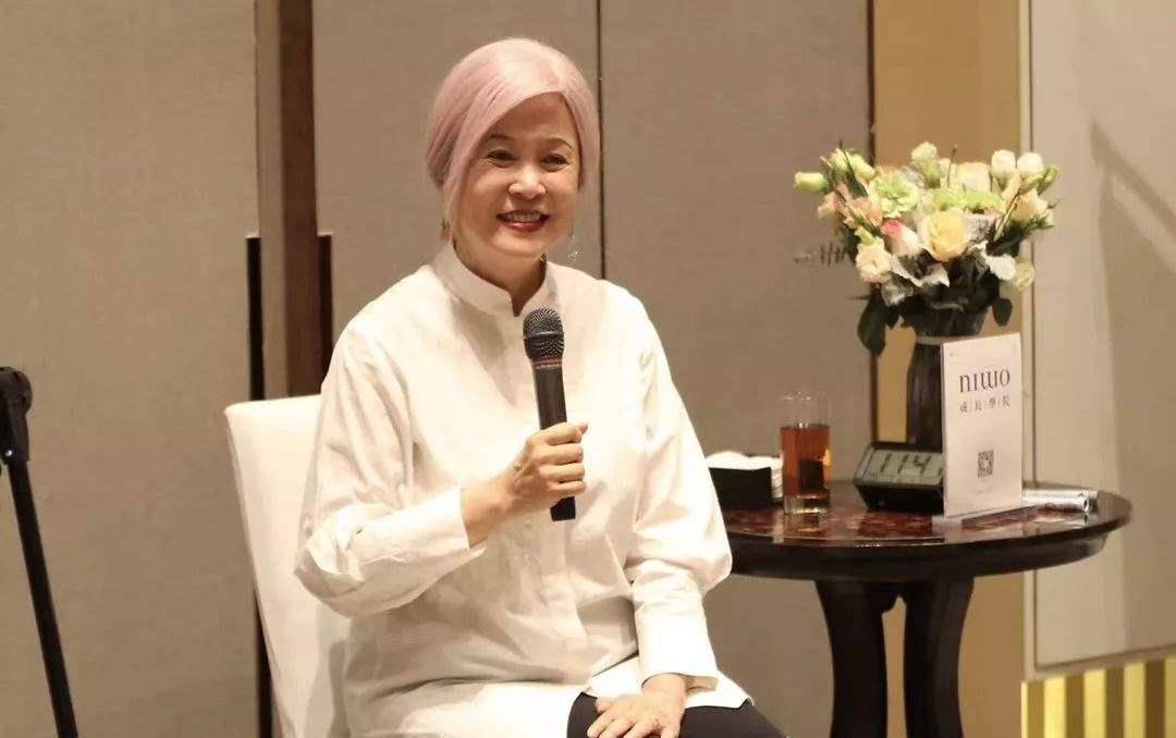 赖声川的妻子丁乃竺,染了一头五颜六色的彩虹头,但是这个颜色显得她