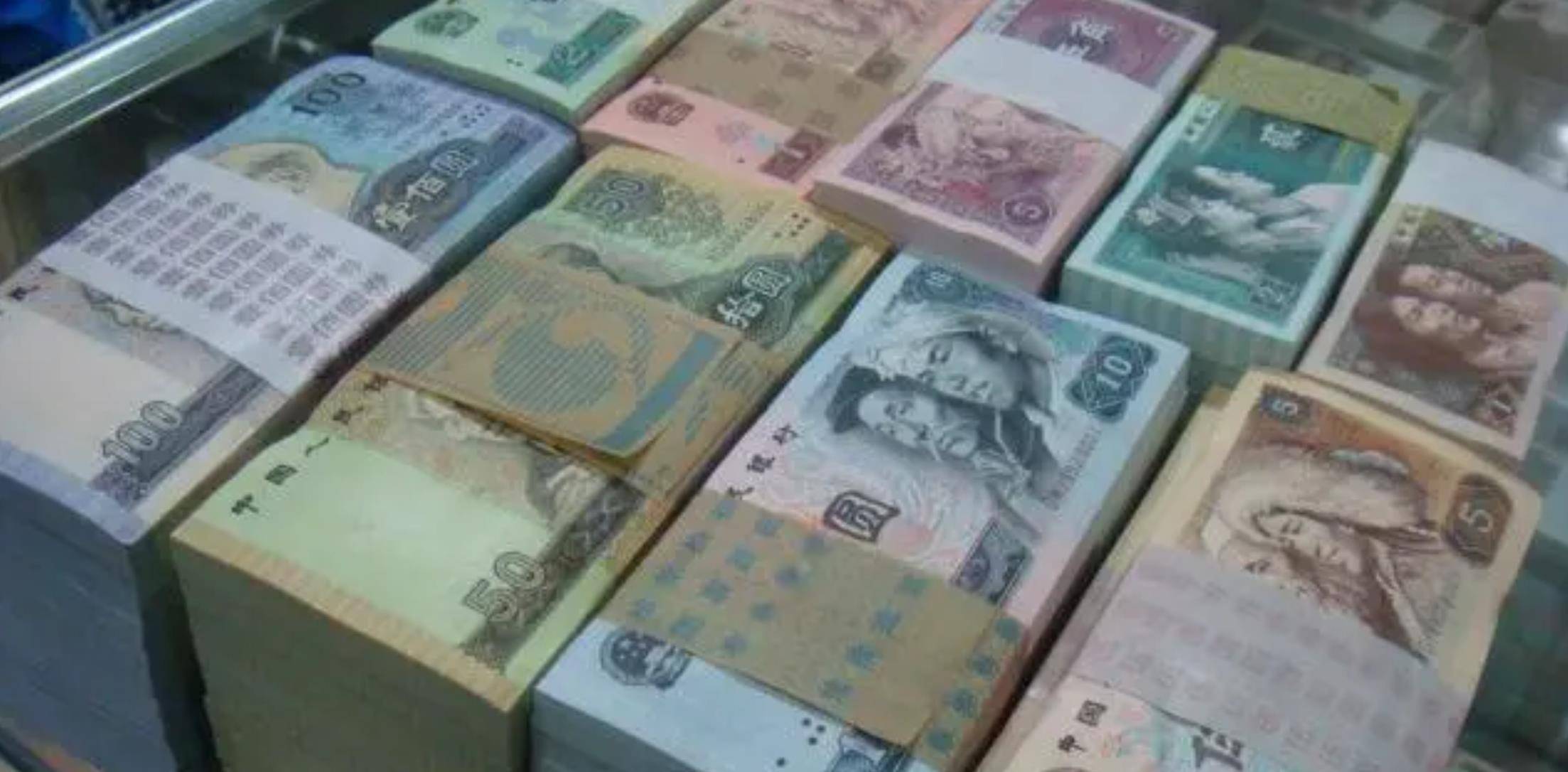 情侣同床6年直到02年男友诈骗被捕女友才知他是女儿身