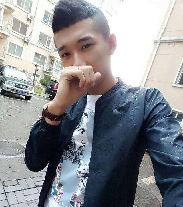 回到锦州老家的李天佑帮别人站过场子,后来又学了街舞,靠演出混口饭吃