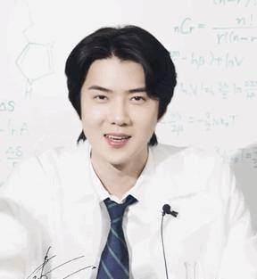 最近吴世勋在拍《海盗2》,许多镜头需在水中拍摄并有大量动作戏份