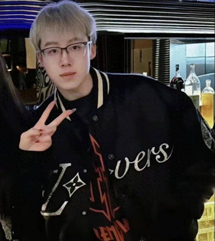 原创没素质千万粉丝主播陈泽被曝扰民邻居闯家躺地上要说法