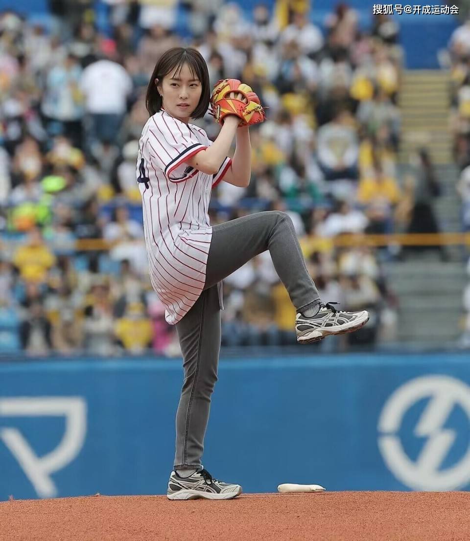 石川佳纯担任2024巴黎奥运会解说,还给棒球开球,宛如一轮月色