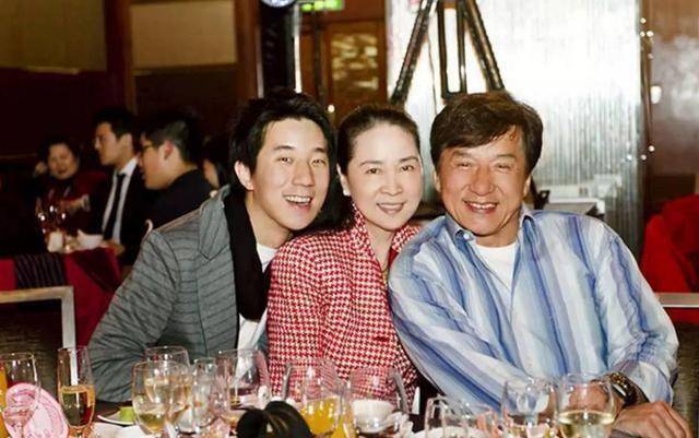 成龙女儿吴卓林失踪半年现身穷困潦倒流浪加拿大成龙不管不问
