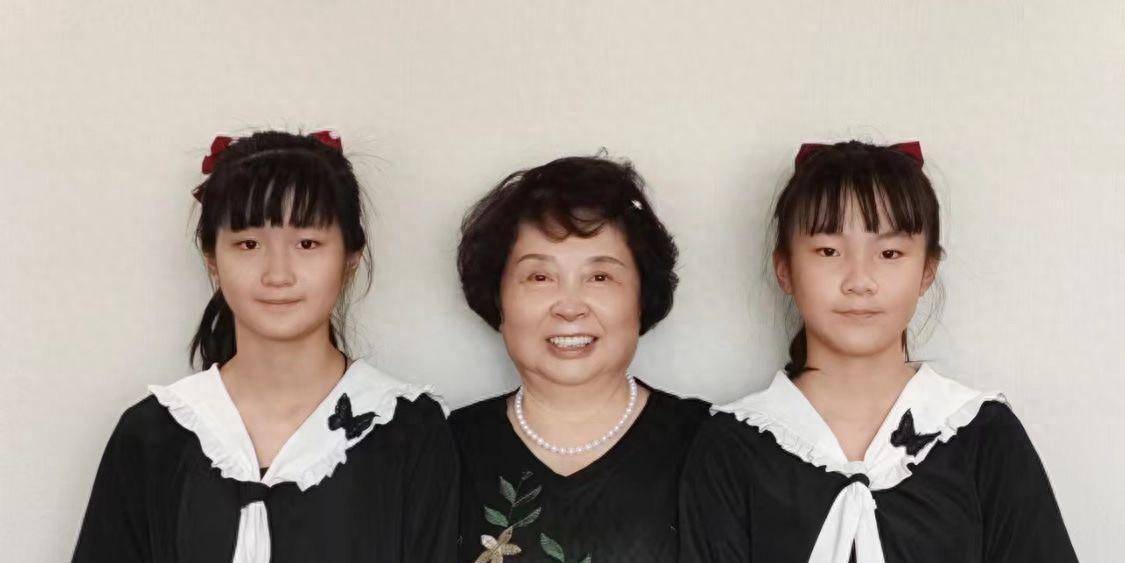 当年决定太对了!74岁盛海琳携14岁女儿悼念亡夫,大女儿28岁去世