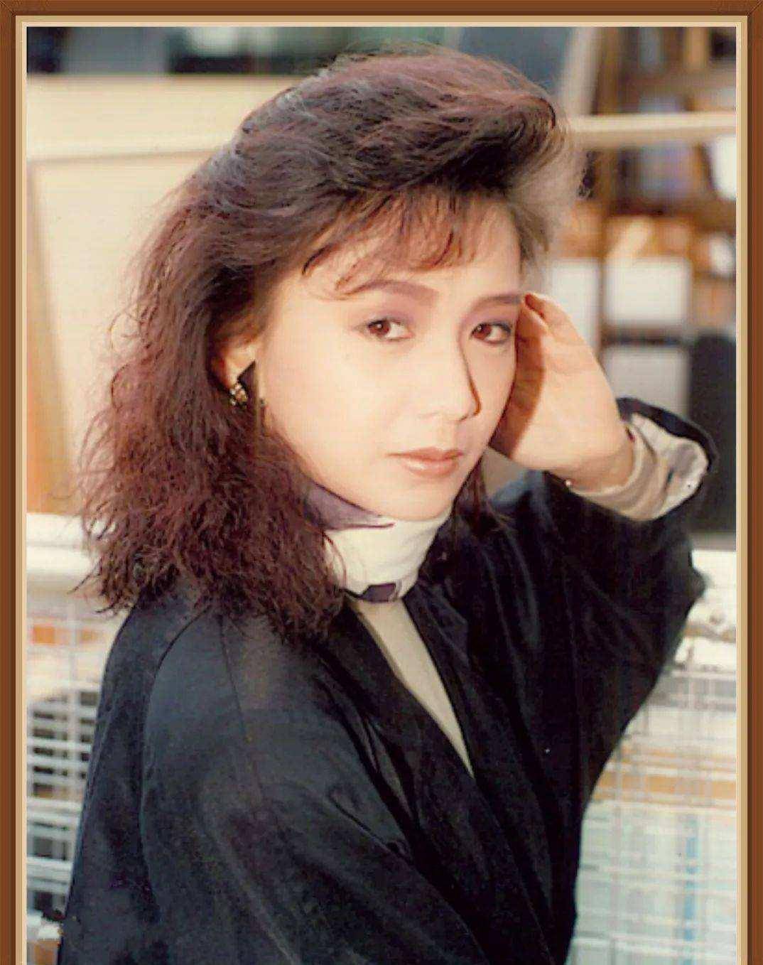 在被刘嘉玲抢走梁朝伟后,她果断嫁进豪门,分手后独自抚养儿子_曾华倩