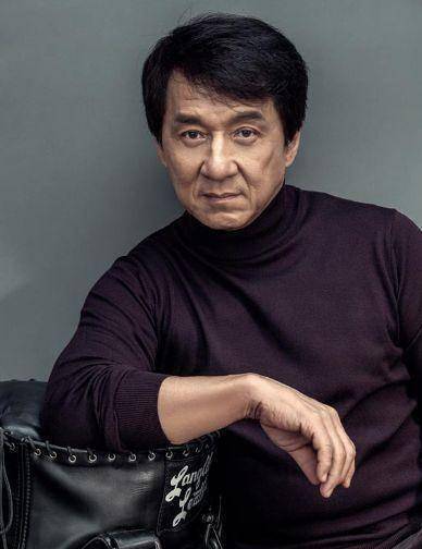 成龙近照流出走路需要俩人搀扶才可以老年生活让人堪忧