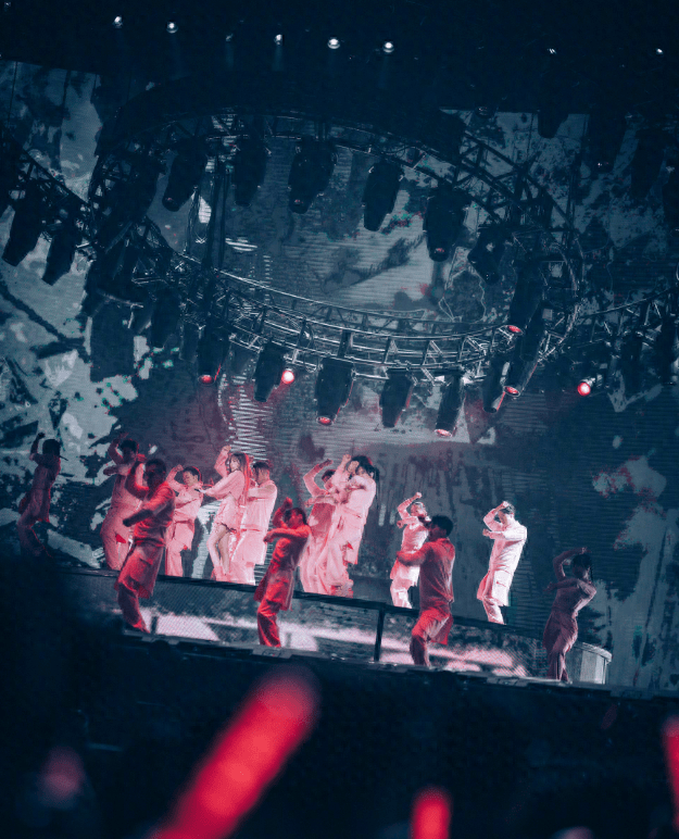 王心凌椅子舞惊艳全场?甜美舞姿再掀热潮,网友:太辣了_舞蹈_音乐声_表