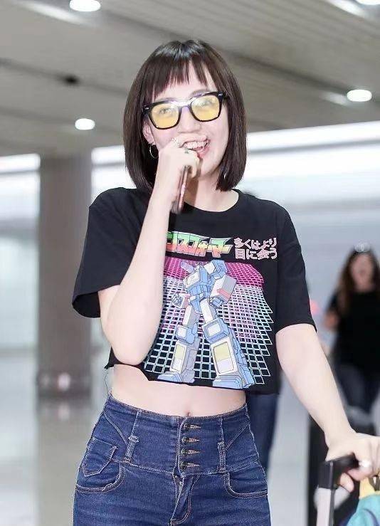 焦恩俊女儿颜值挺高穿露脐装剪憨厚齐刘海毁了英气更没辨识度