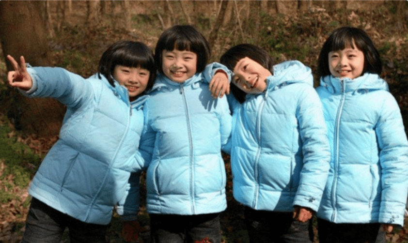 孕妇诞下4胞胎女孩,父母无力抚养求助政府,如今四姐妹组团出道