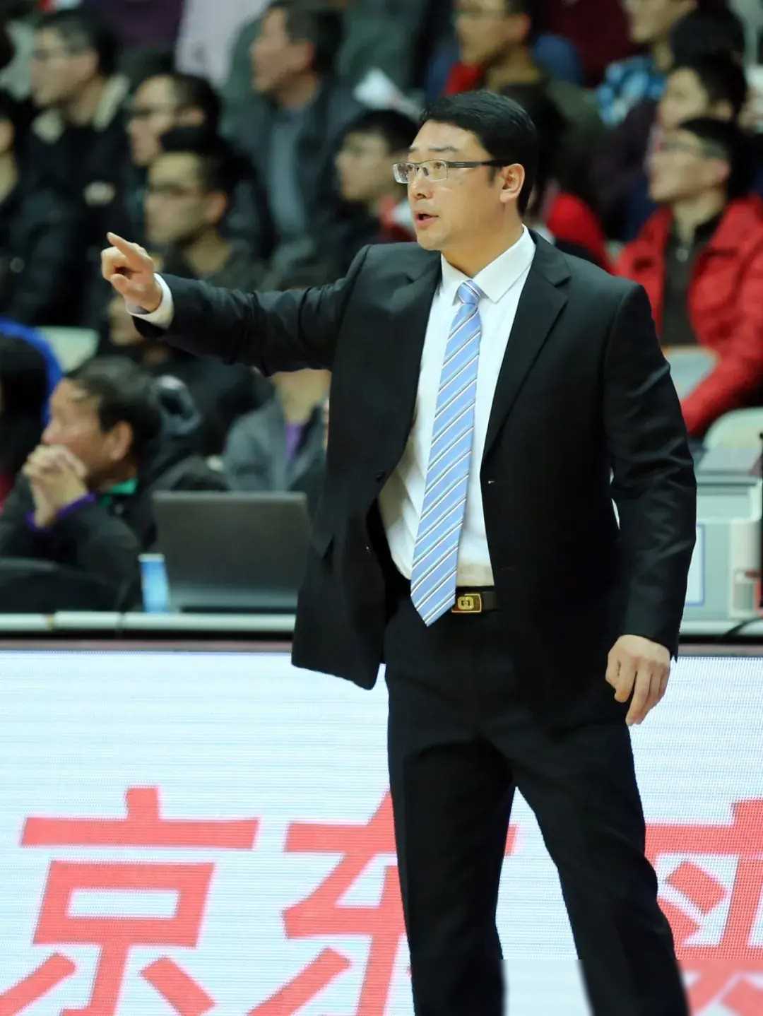 原创上海男篮球迷的鼓励声帮了他大忙