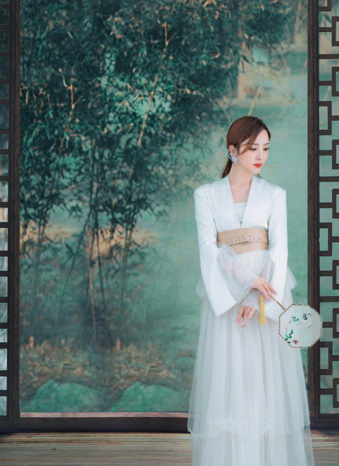 "央视主持人"李思思晒美照!穿古风裙秀细腰,颜值吊打小花旦