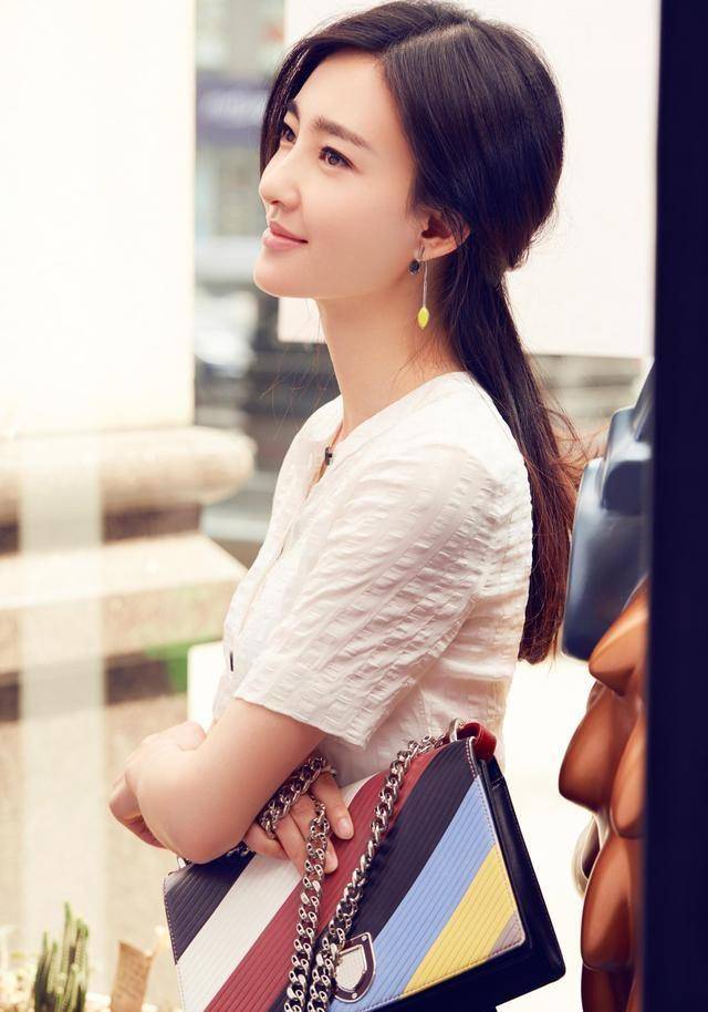 对待爱情非常简单,已33岁还年轻漂亮_王丽坤_明星_身材