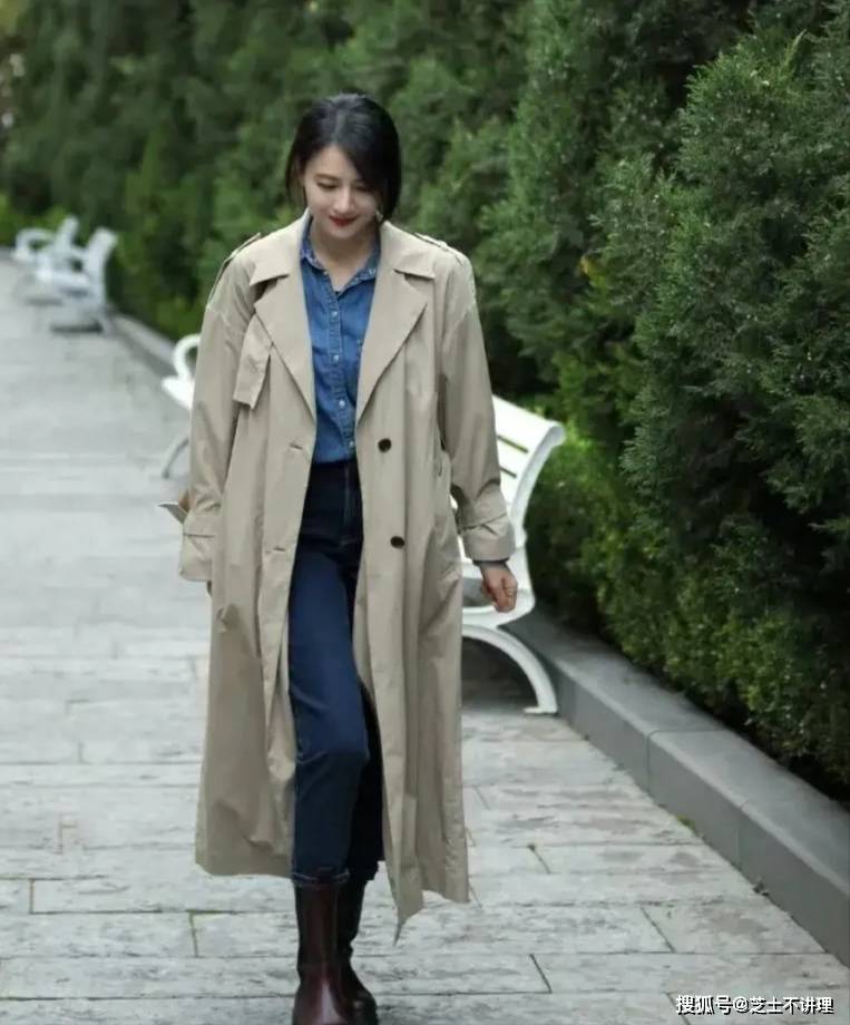 原创45岁高圆圆又带火了一种新穿法裤穿长鞋带跟时髦洋气