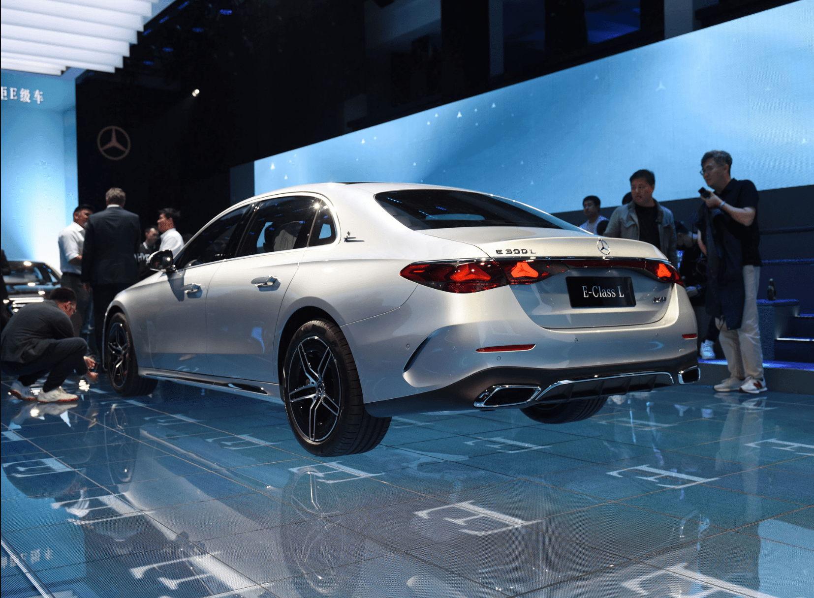 新一代奔驰e级轿车正式发布 黑色装饰依旧豪华_搜狐汽车_搜狐网