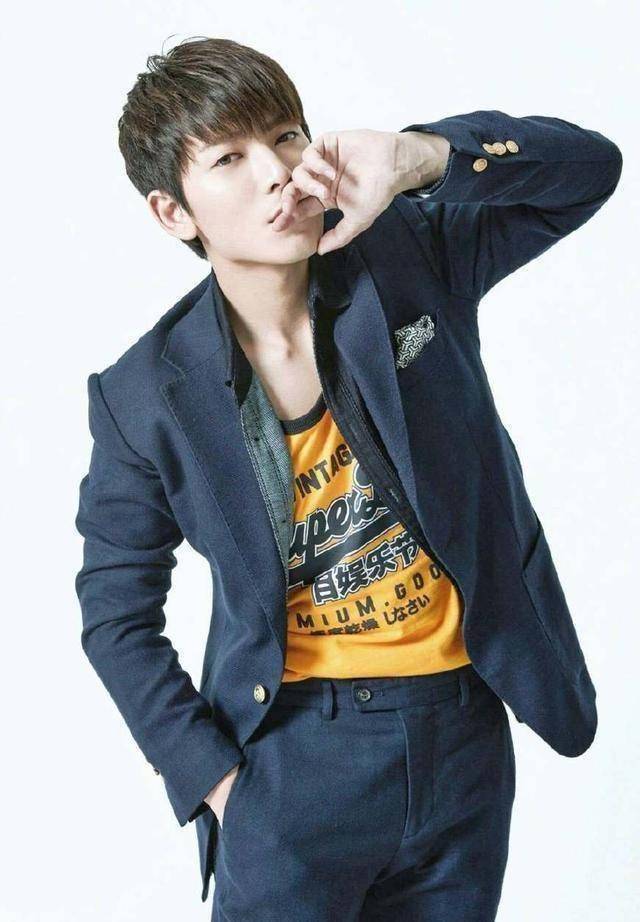 陈翔参加初中同学聚会后晒合照网友感觉不在一个年龄层