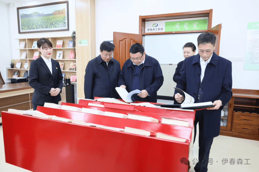 经营规划部部长李娜,中国飞龙飞行学院小兴安岭基地经理庞建明;伊春
