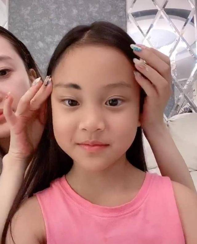 好妈妈人设太假李小璐晒特效视频却因长指甲划伤甜馨再引热议