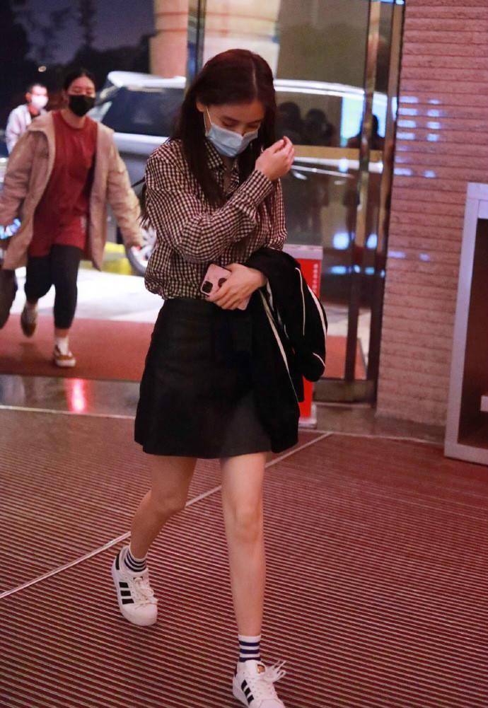 原创angelababy赶时髦格子衬衫a字裙都当妈了咋穿得还像高中妹