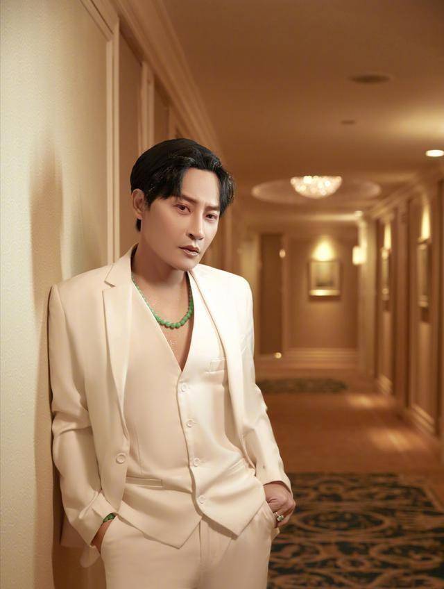 陈志朋瘦20斤后拥有小蛮腰穿白色西装太时尚不像奔五的人