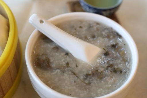 这是紫菜排骨粥,一大碗粥有3块排骨,打粥的阿姨和我说,规定给的一碗3