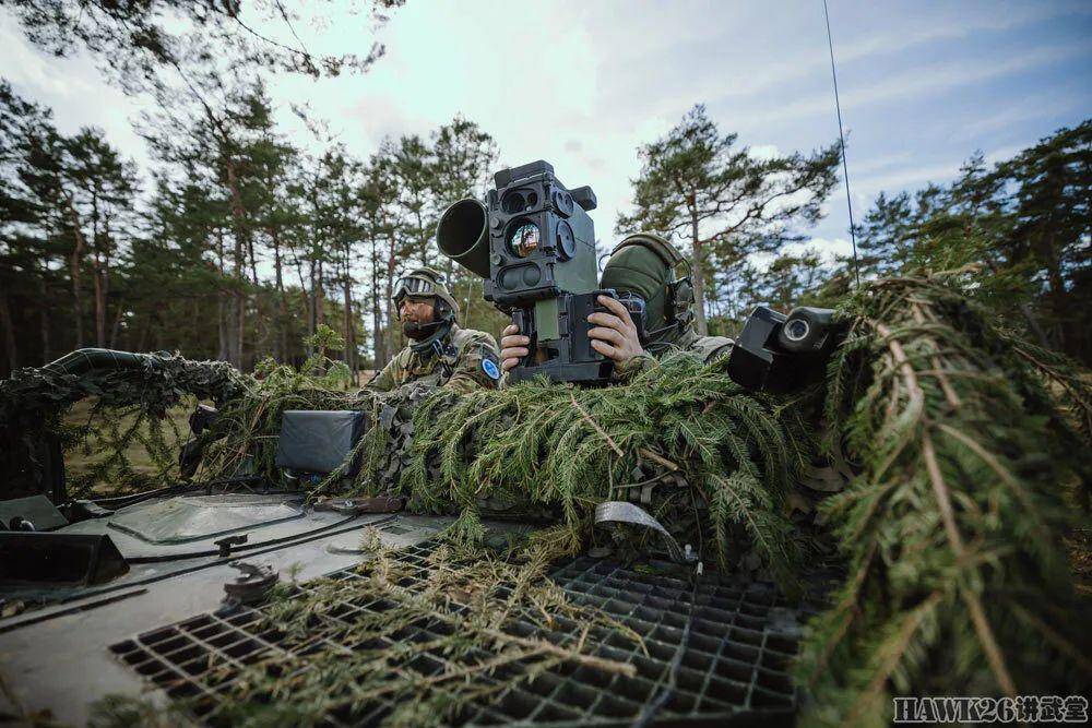 德国伞兵部队鼬鼠1mells反坦克导弹发射车参加激光对抗演习