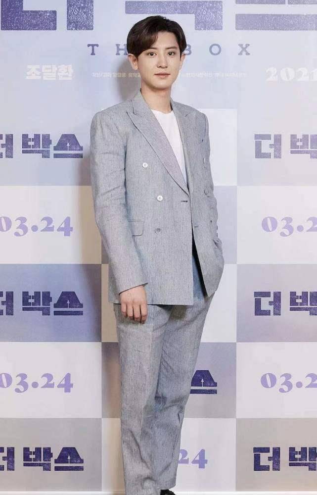 3月18日,参加新电影《the box》媒体预告的朴灿烈一身素雅装扮现身.