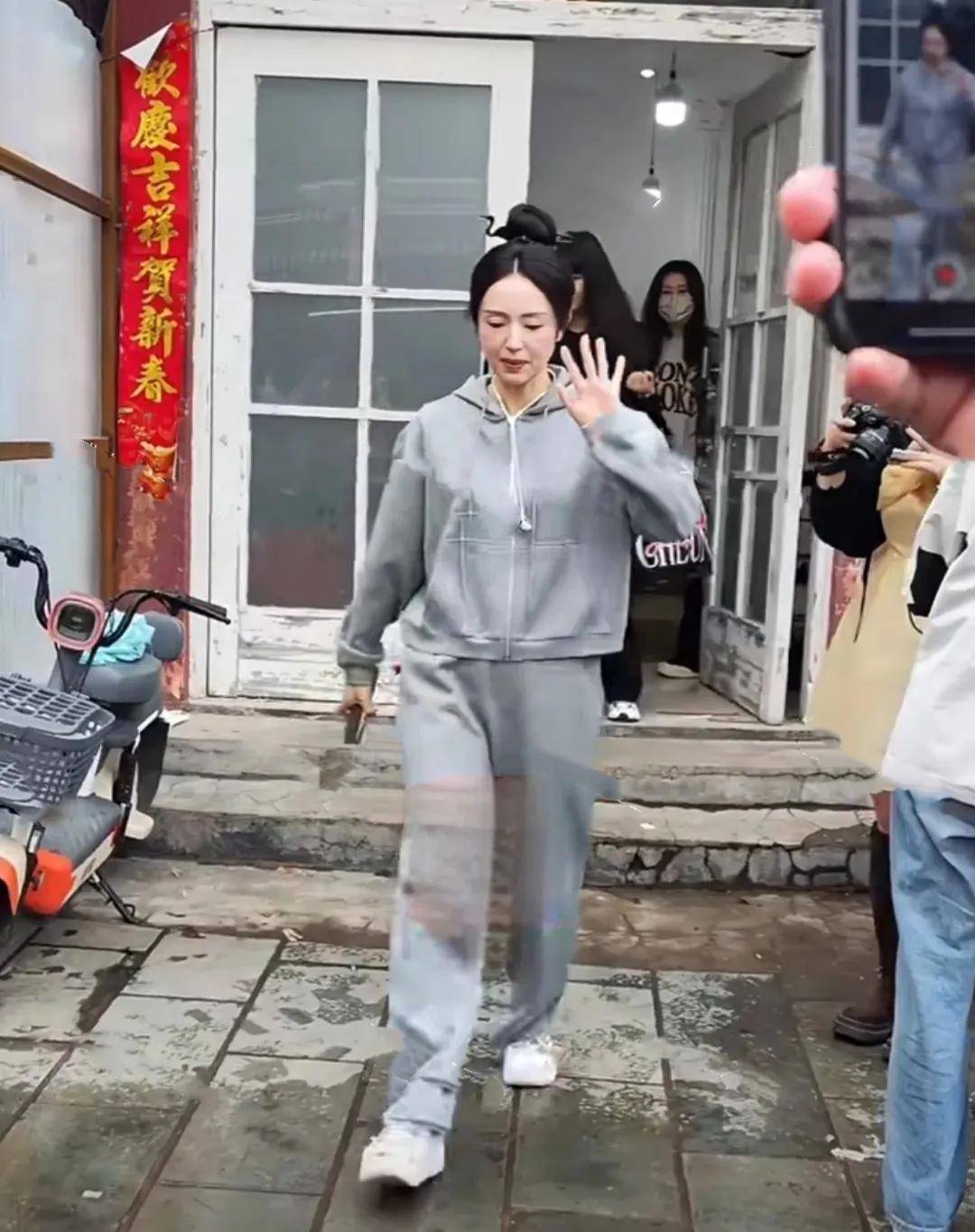 董璇在片场被拍生图感叹咋老成这样了脸下垂严重像老奶奶跟精修差好多