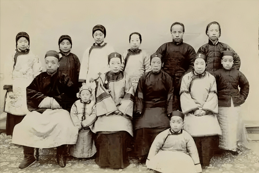 家庭是用夫妻关系与子女关系构成的最小的社会生活共同体,它不断维持