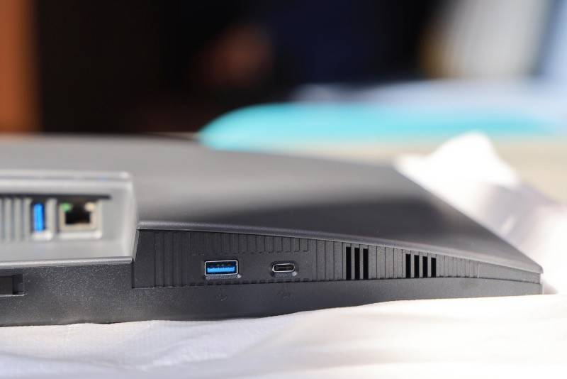 戴尔p2725he显示器背面拥有安全锁插槽,电源接口,hdmi端口,display