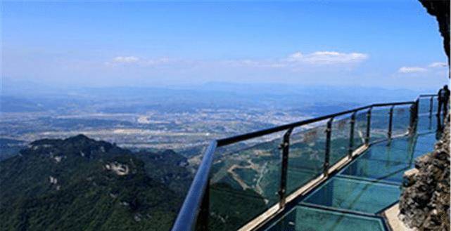 原创玻璃栈道是透明的女生穿裙子会一览无遗吗看完你就知道