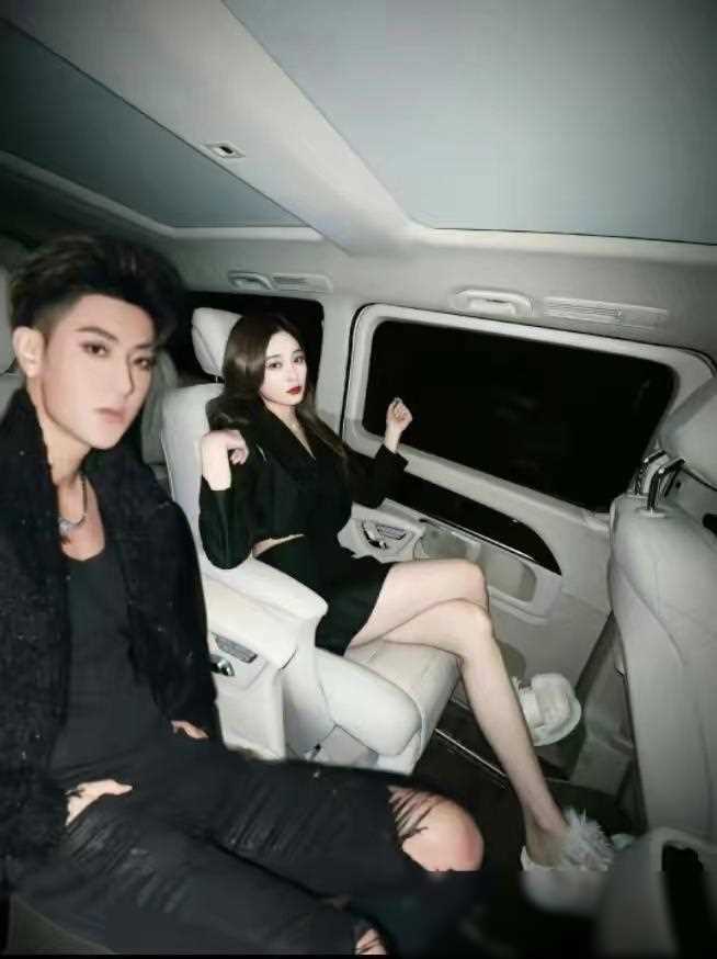 徐艺洋黄子韬同框录制引热议晒合影公开秘密