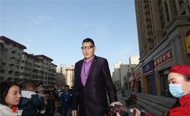 原创亚洲巨人张欢身高238米找165米的明星女友如今怎么样了