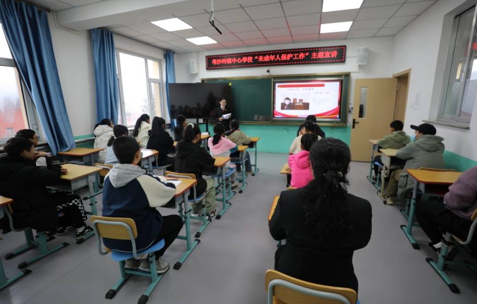 不当冷酷施暴者,也不当沉默的受害者……"在临江市职业技术学校的课堂