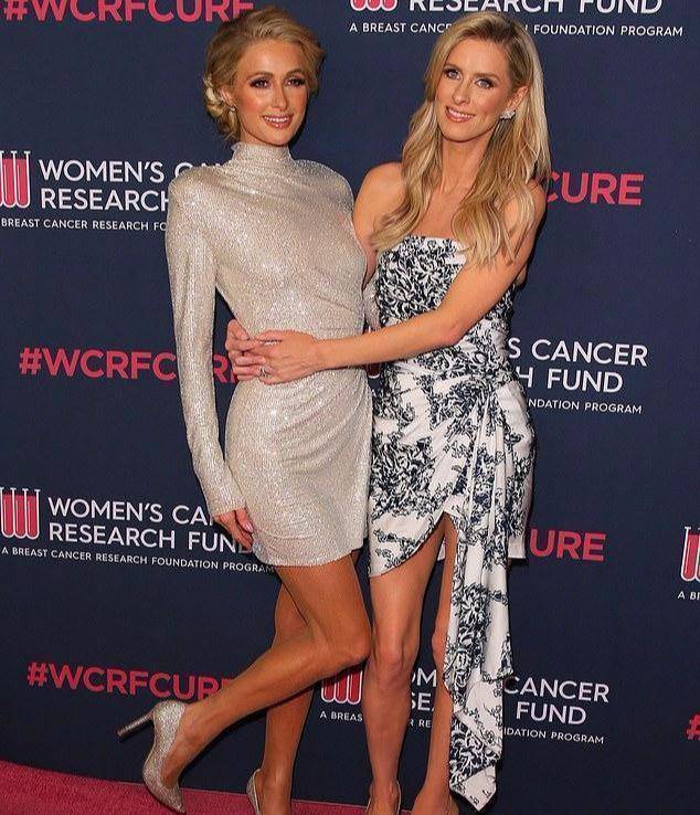 原创网红鼻祖希尔顿大小姐穿性感银色迷你裙蚂蚁腰不输金卡戴珊