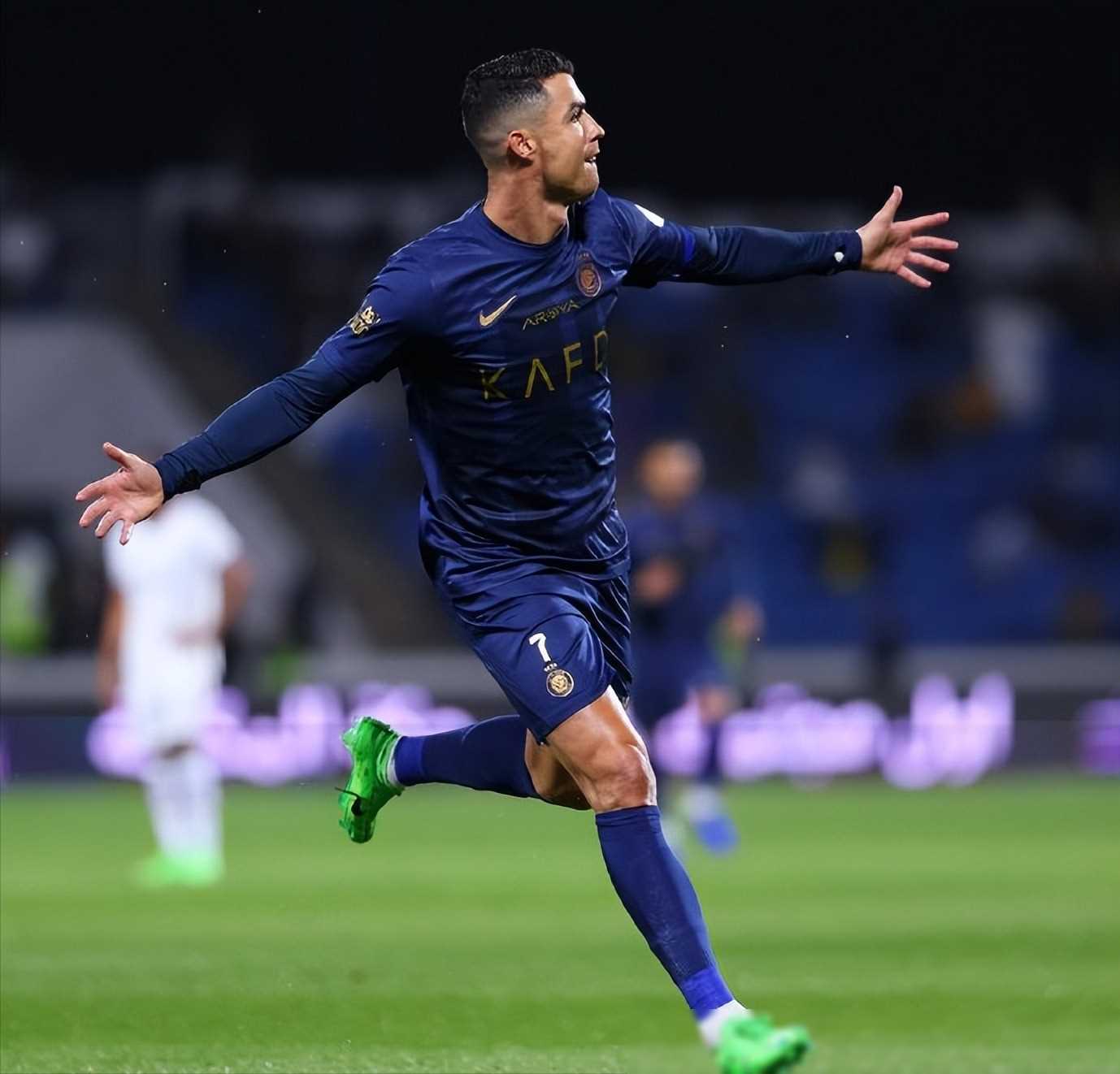 原创c罗展现禁区外精湛技艺力证实力回应质疑剑指联赛双冠王