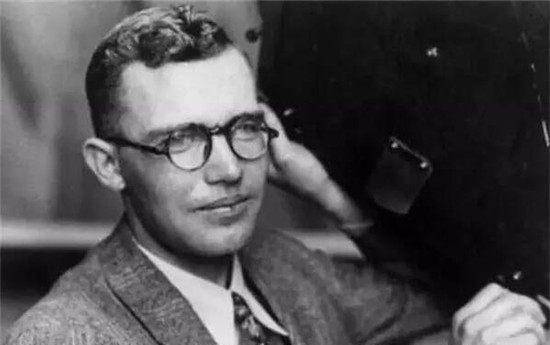 至今漂在太空的两个地球人一位被葬在月球一位被送往冥王星