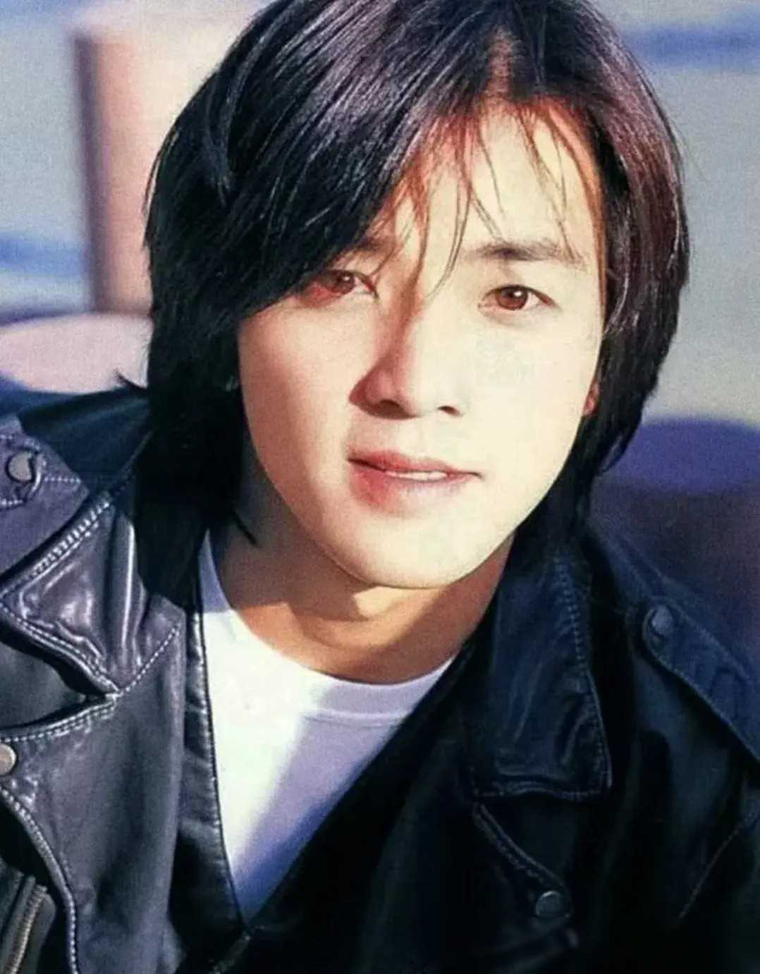 郑伊健演唱会穿裙子引热议,网友:这到底是为何?