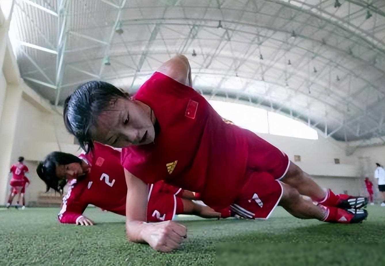 原创前女足国脚张欧影美国辞世老公深情为其穿上7号球衣送别