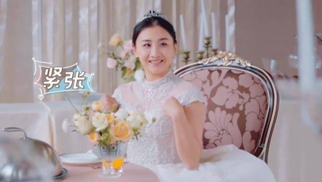 原创原创何雯娜裙摆太蓬坐不到凳子谁注意梁超手上动作真没爱错人
