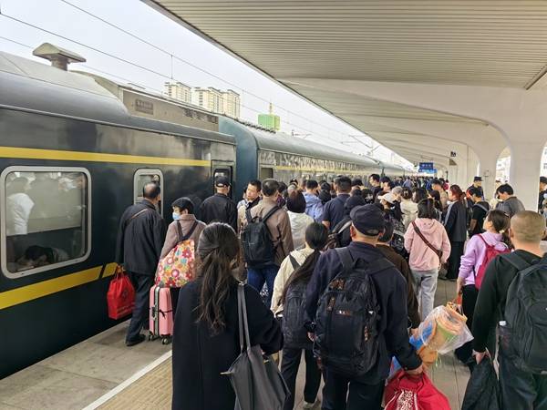 衡水车务段清明假期发送旅客19万余人次12万余衡水市民乘坐火车出行