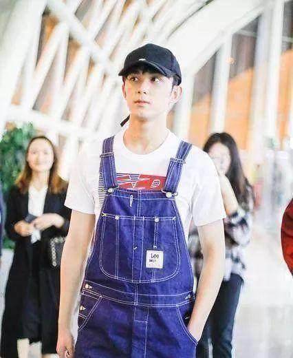 比如人气很高,才艺最优的蔡徐坤就被许多人说像权志龙,或许是他自然的