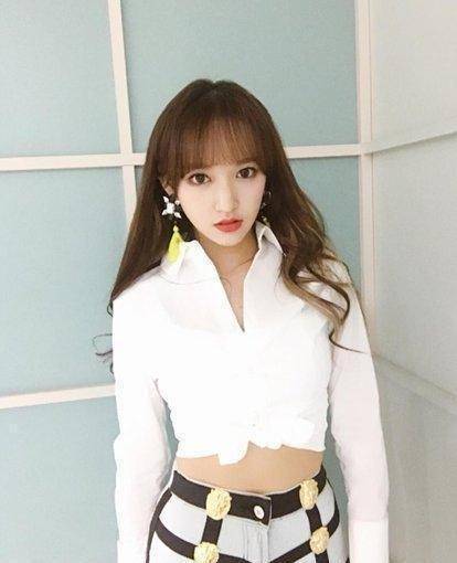 原创程潇胆子太大穿睡袍裙亮现机场美得像芭比娃娃