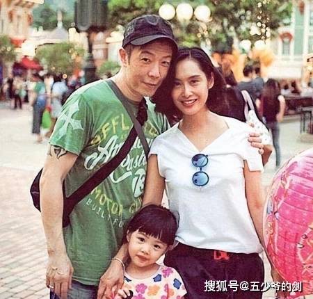 朱茵现状住深山残屋,开97年旧车,活成了娱乐圈的李子柒_周星驰_黄贯中