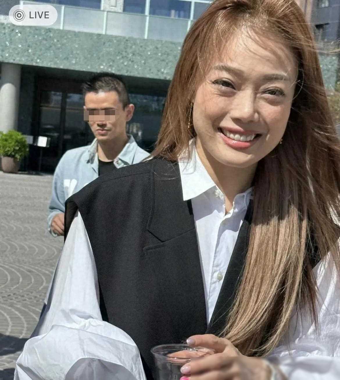 网友偶遇容祖儿，皱纹明显，年龄感十足！