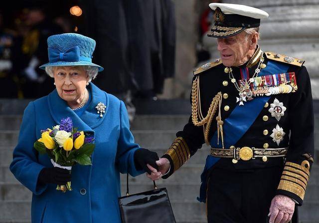 菲利普亲王99岁去世与英国女王相伴75年弥留之际依旧相依相偎